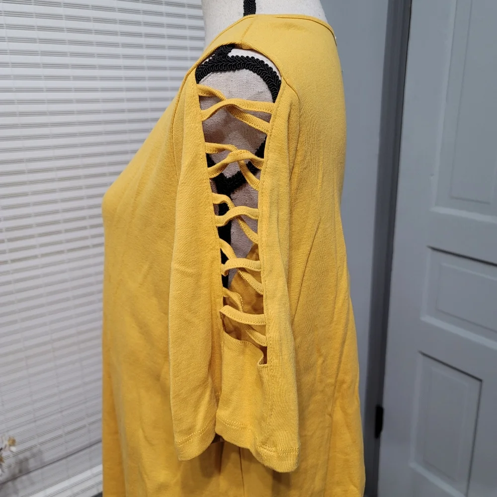 Avenue Amber Caged Sleeve Top - Picture 4 of 5